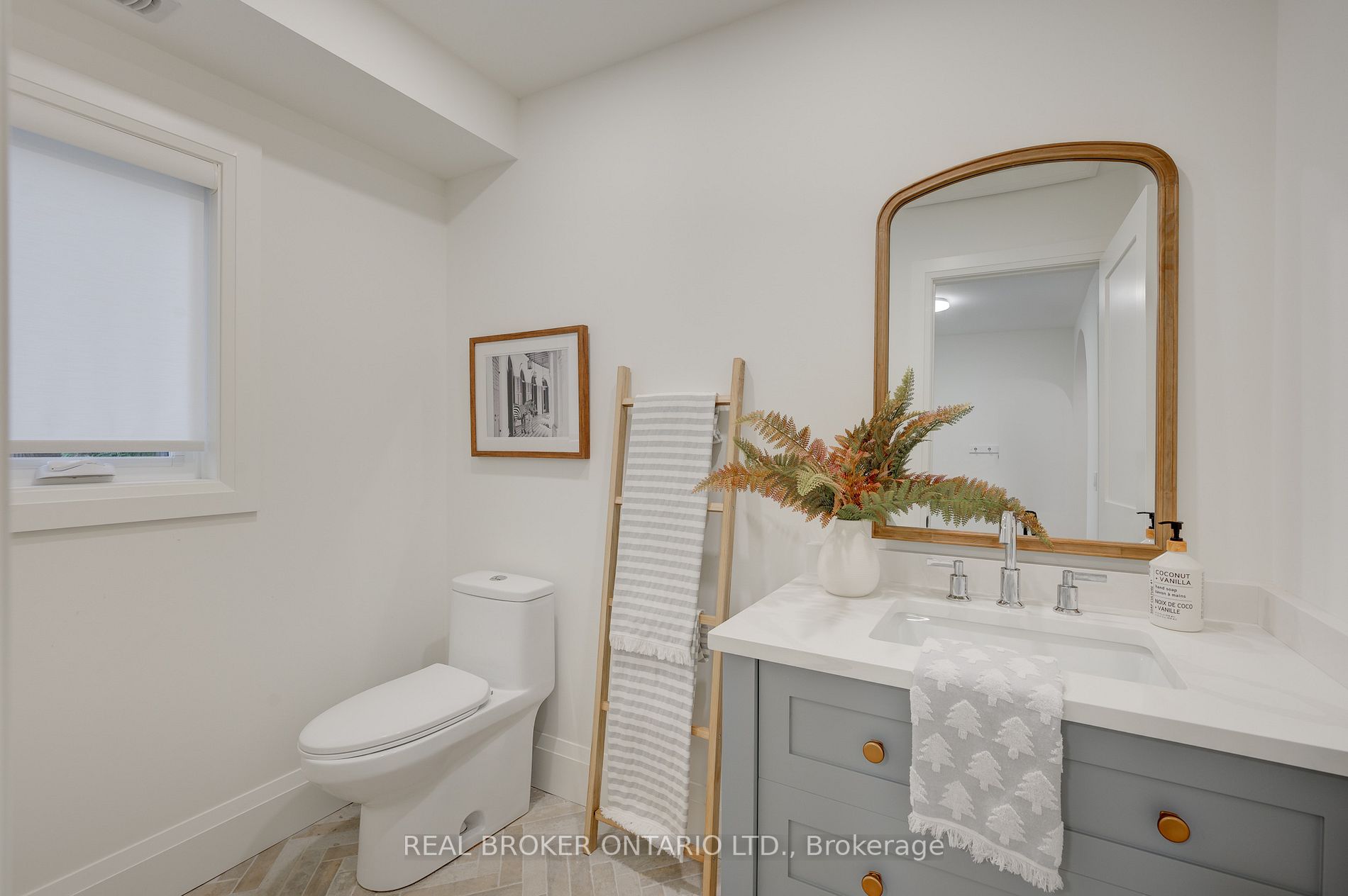 488 Holtby Ave