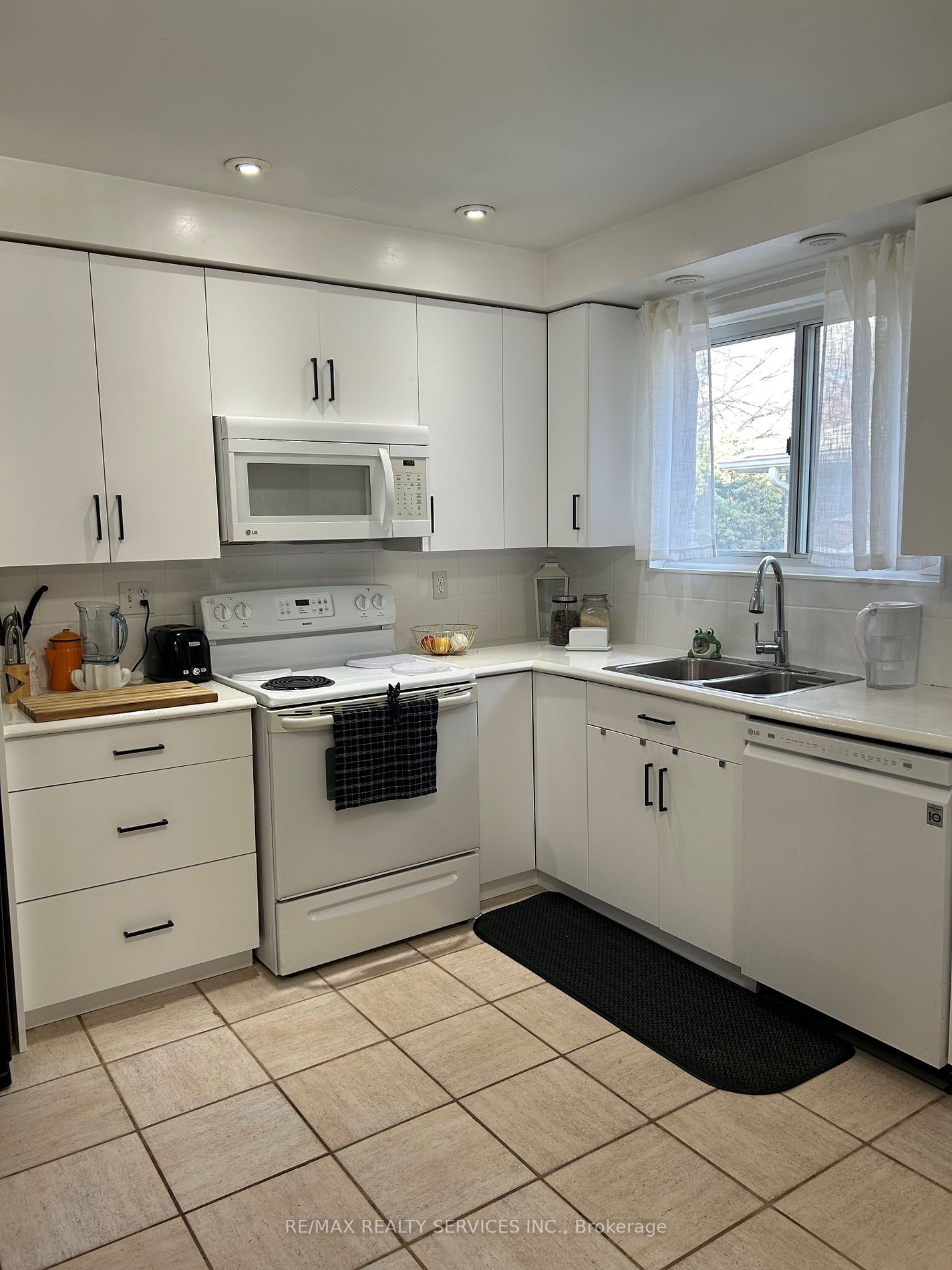 3 Brookdale Cres