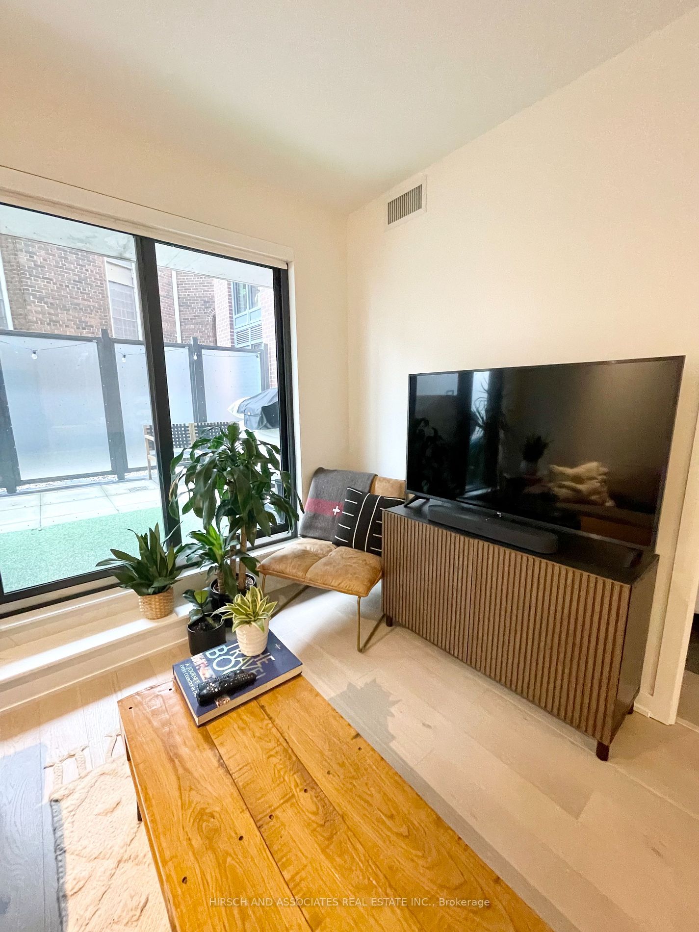 430 Roncesvalles Ave, #202