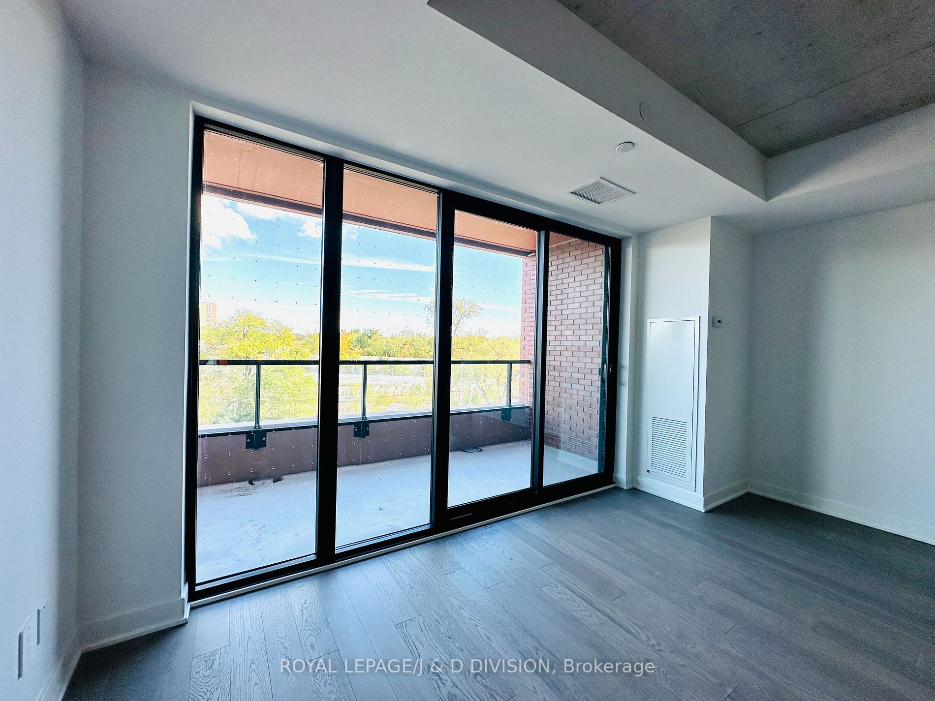 2720 Dundas St W, #322