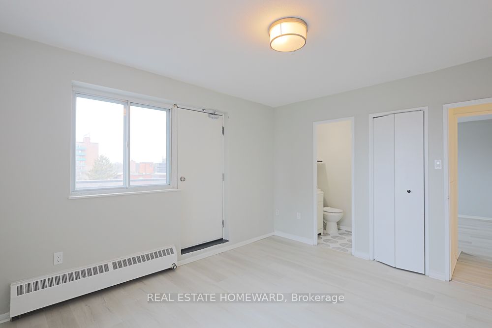 15 Elizabeth St N, #901