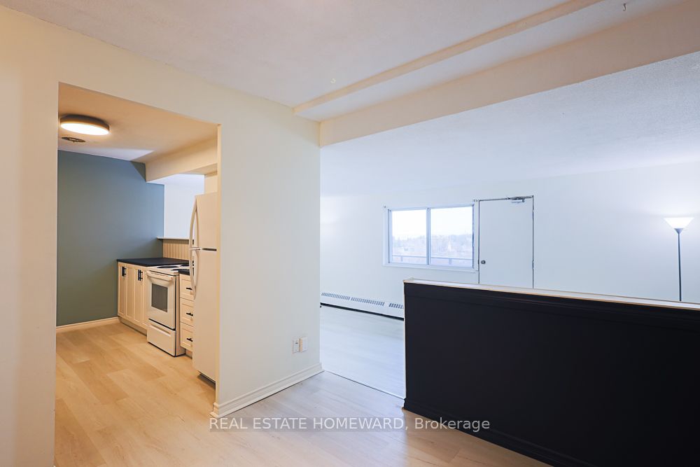 15 Elizabeth St N, #901