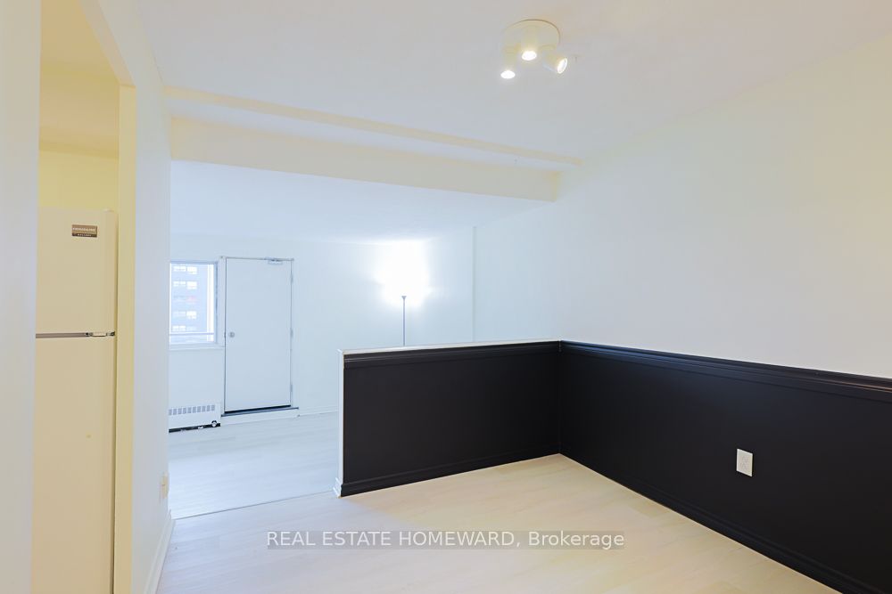 15 Elizabeth St N, #901