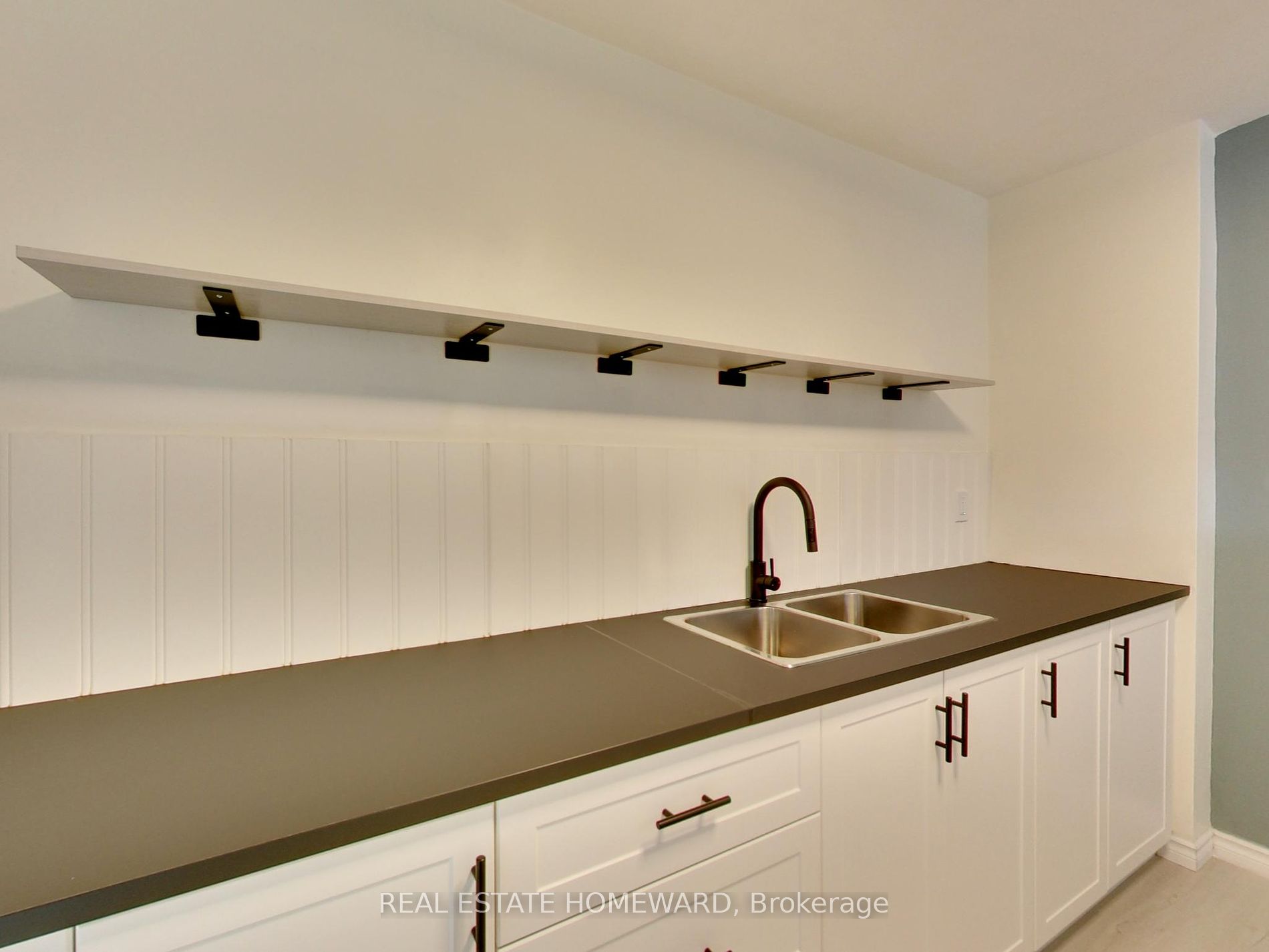 15 Elizabeth St N, #901