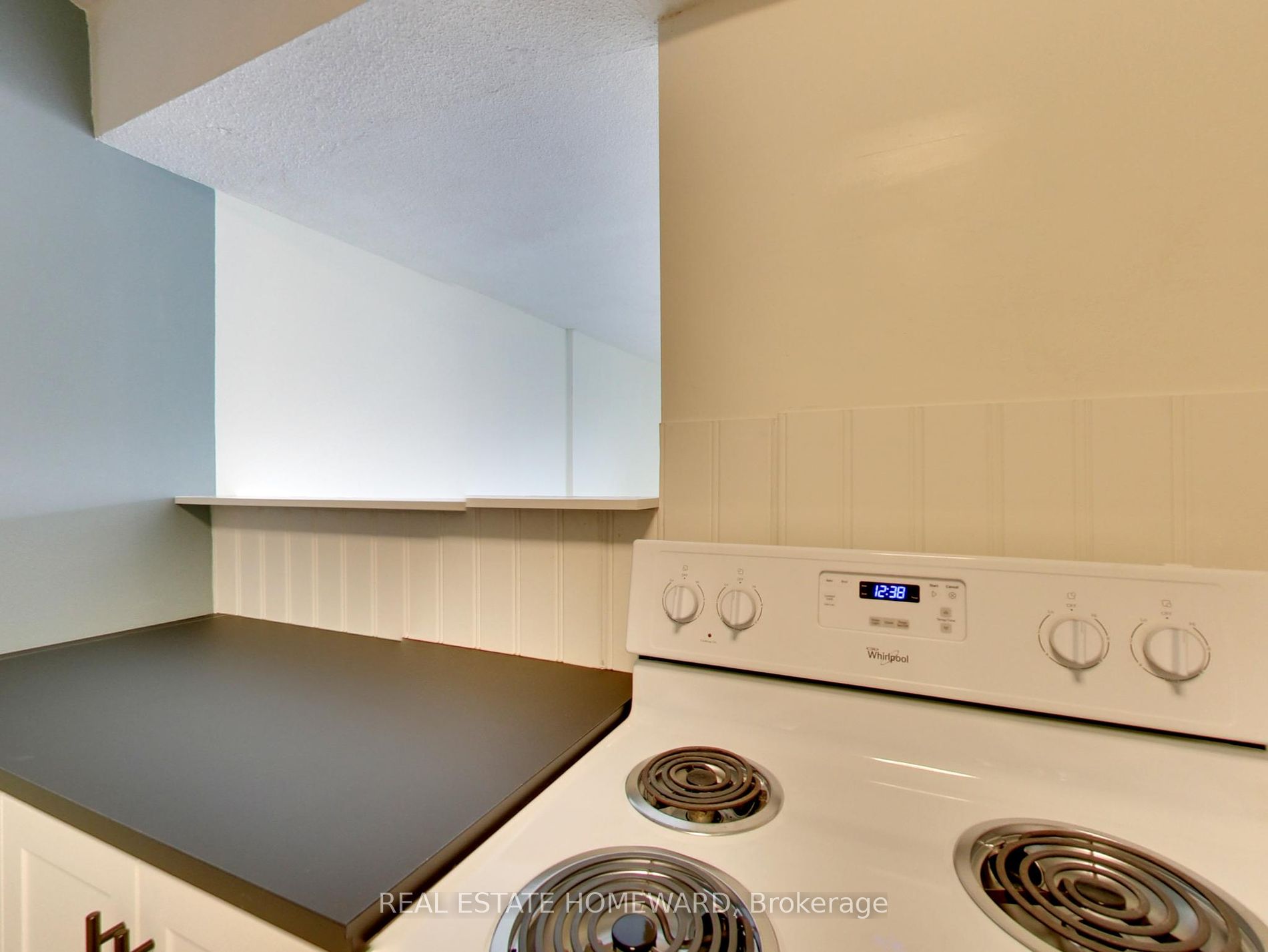 15 Elizabeth St N, #901