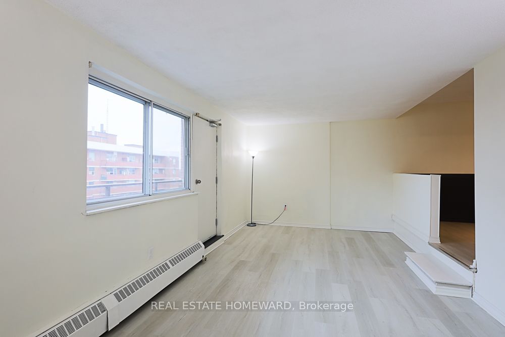 15 Elizabeth St N, #901