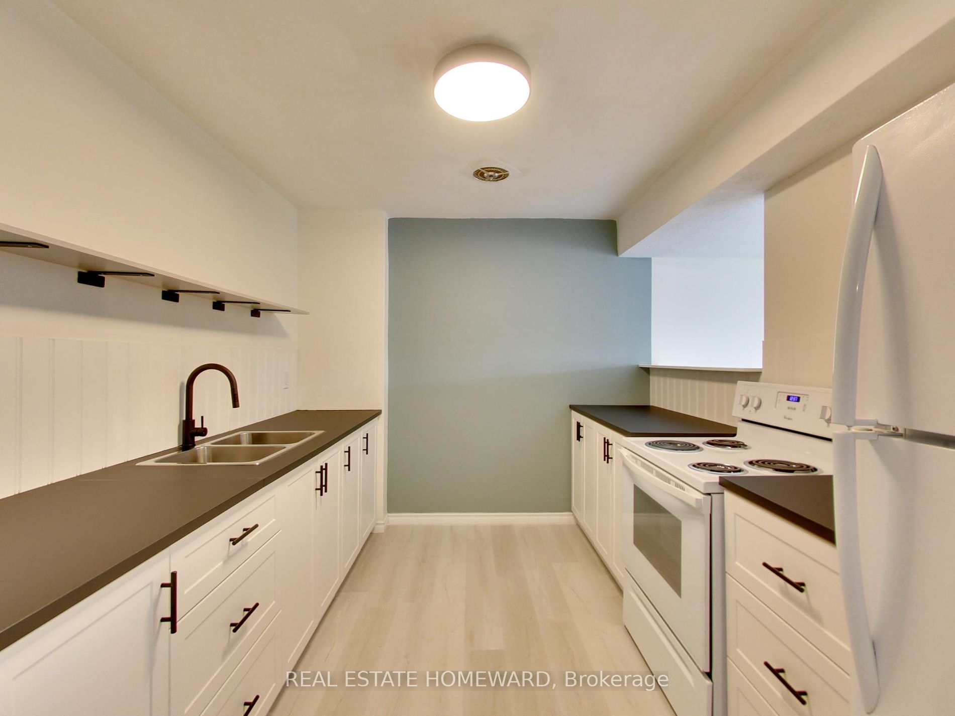 15 Elizabeth St N, #901