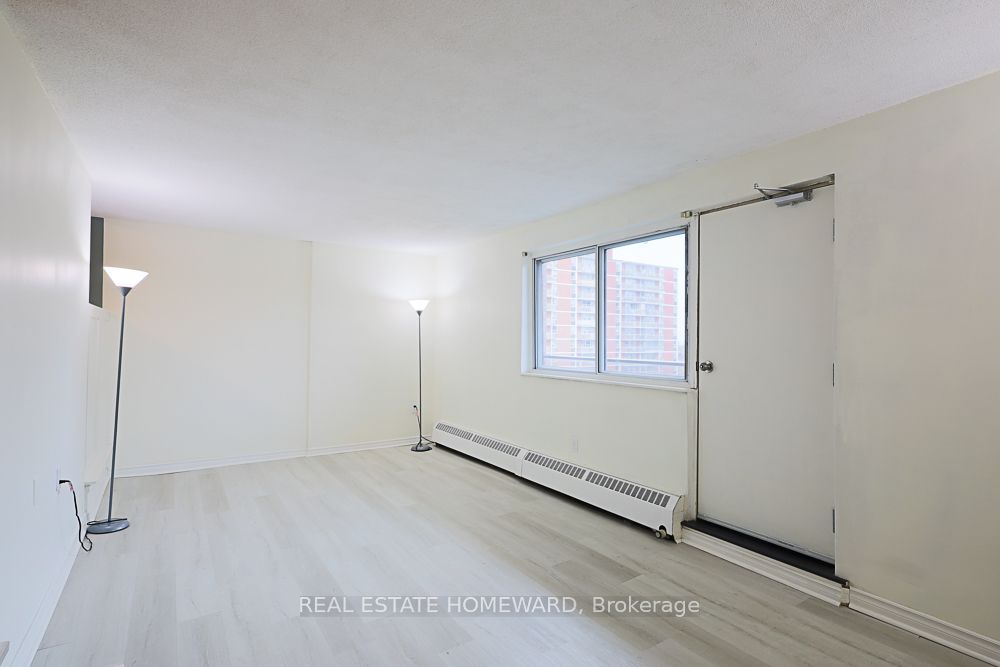 15 Elizabeth St N, #901
