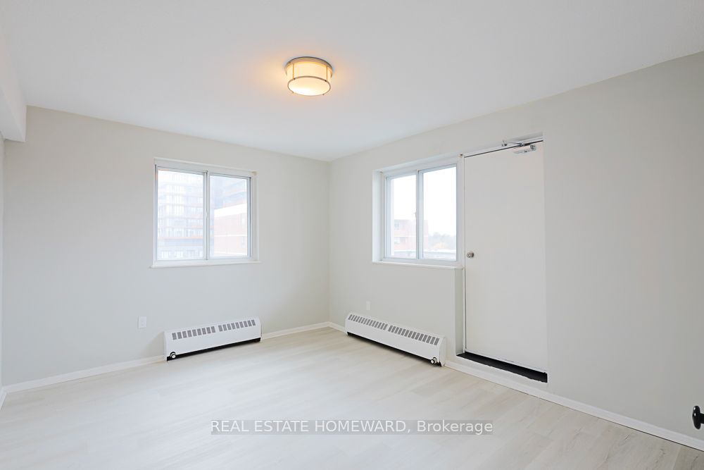 15 Elizabeth St N, #901