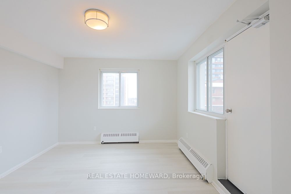 15 Elizabeth St N, #901