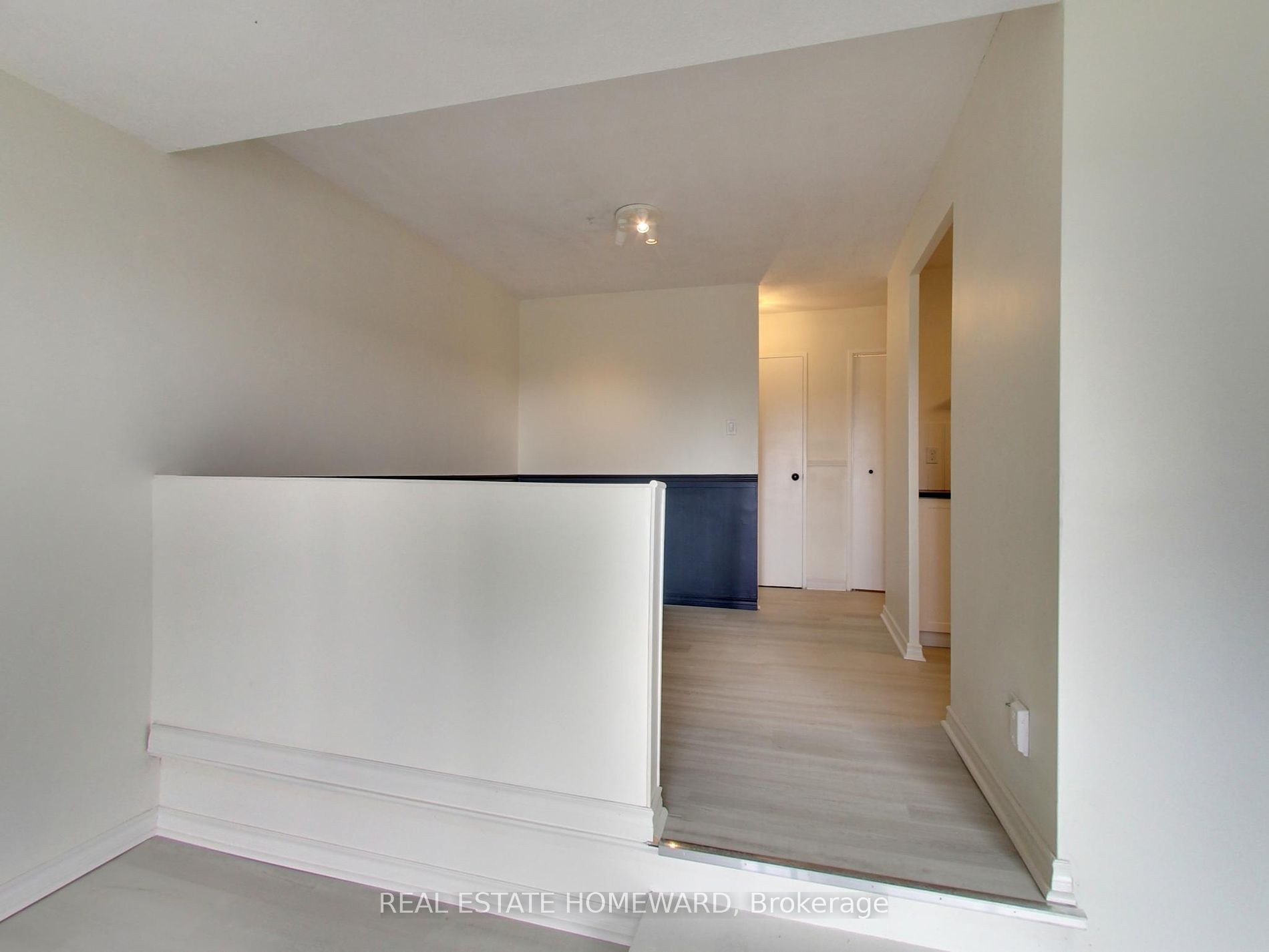 15 Elizabeth St N, #901