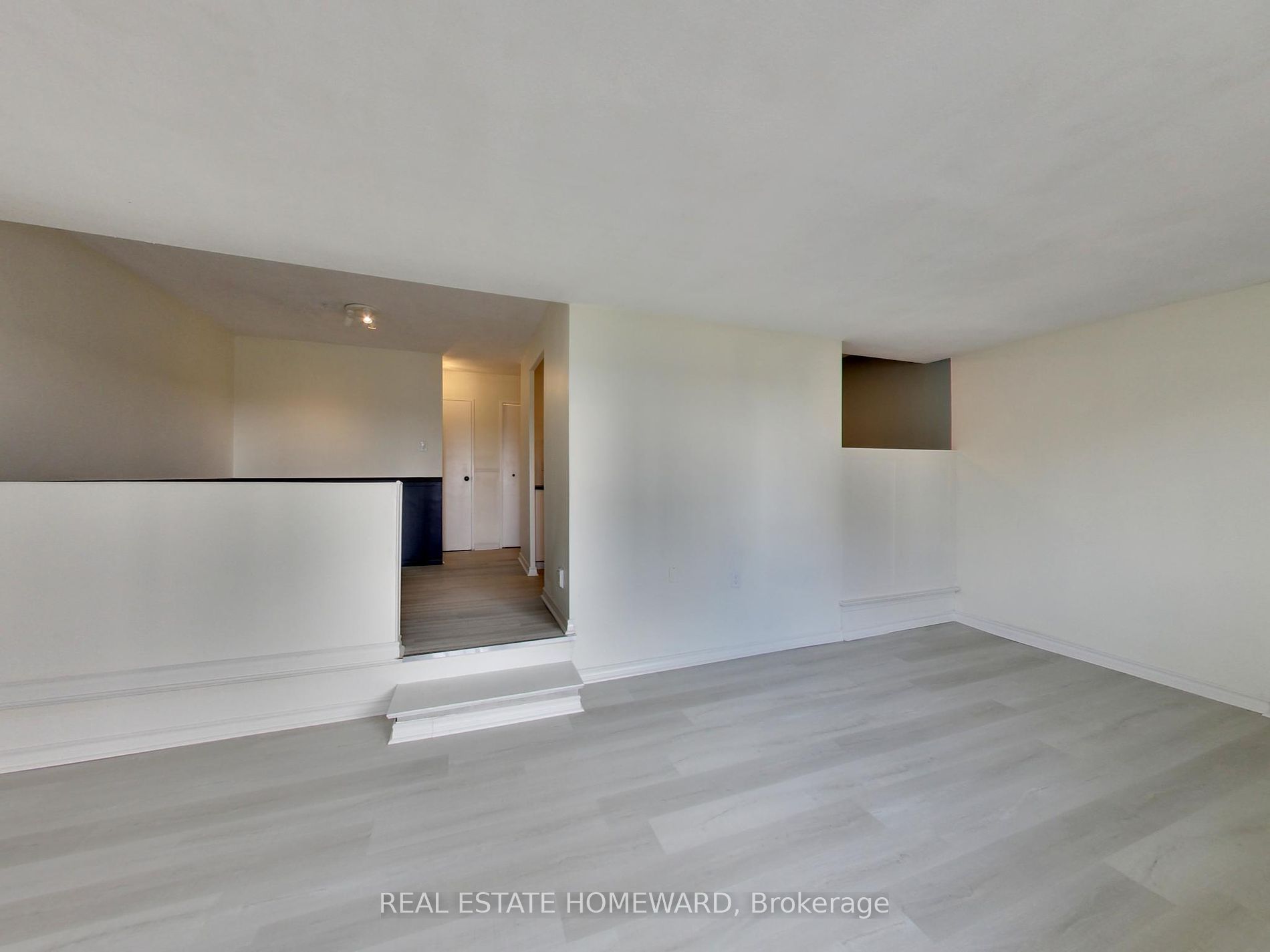 15 Elizabeth St N, #901
