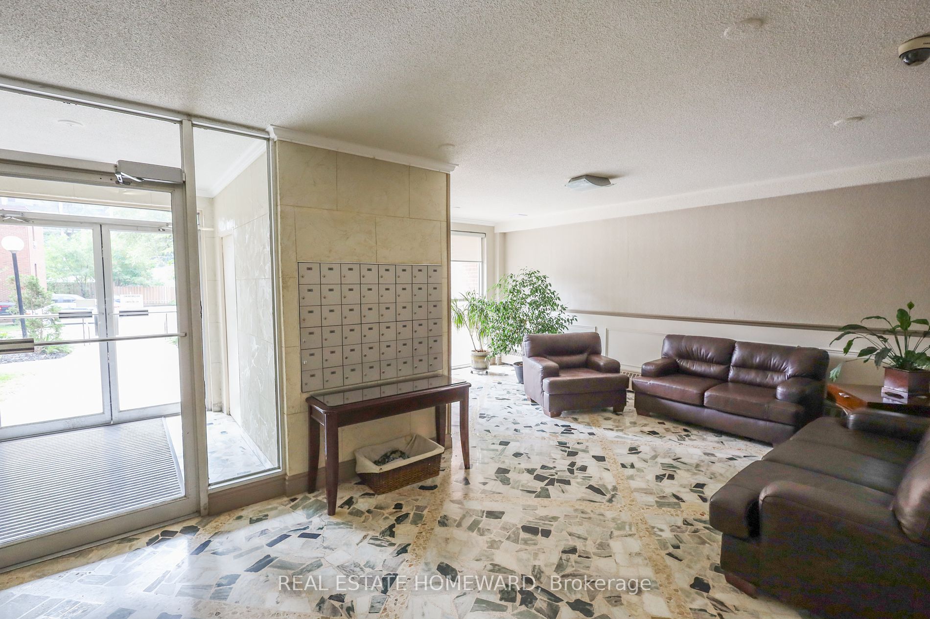 15 Elizabeth St N, #901