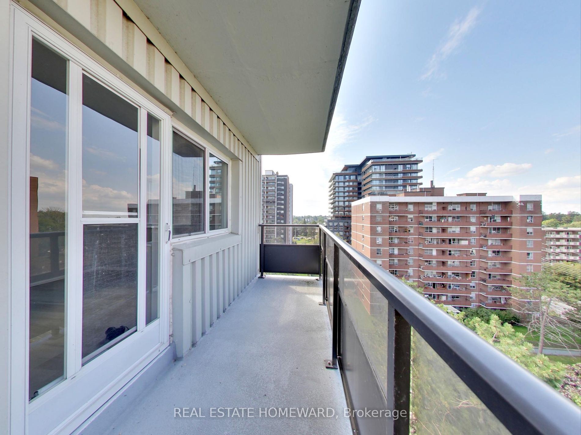 15 Elizabeth St N, #901