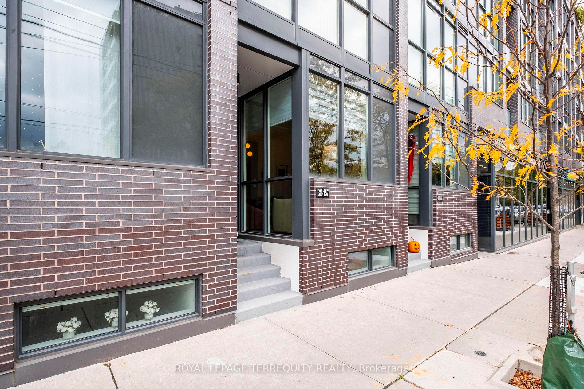 38 Howard Park Ave, #157