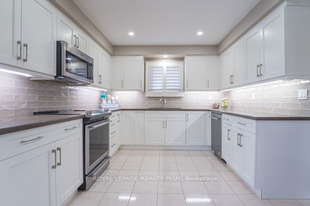 4078 Rossland Cres