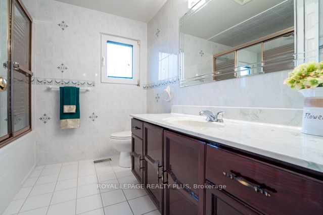 4078 Rossland Cres
