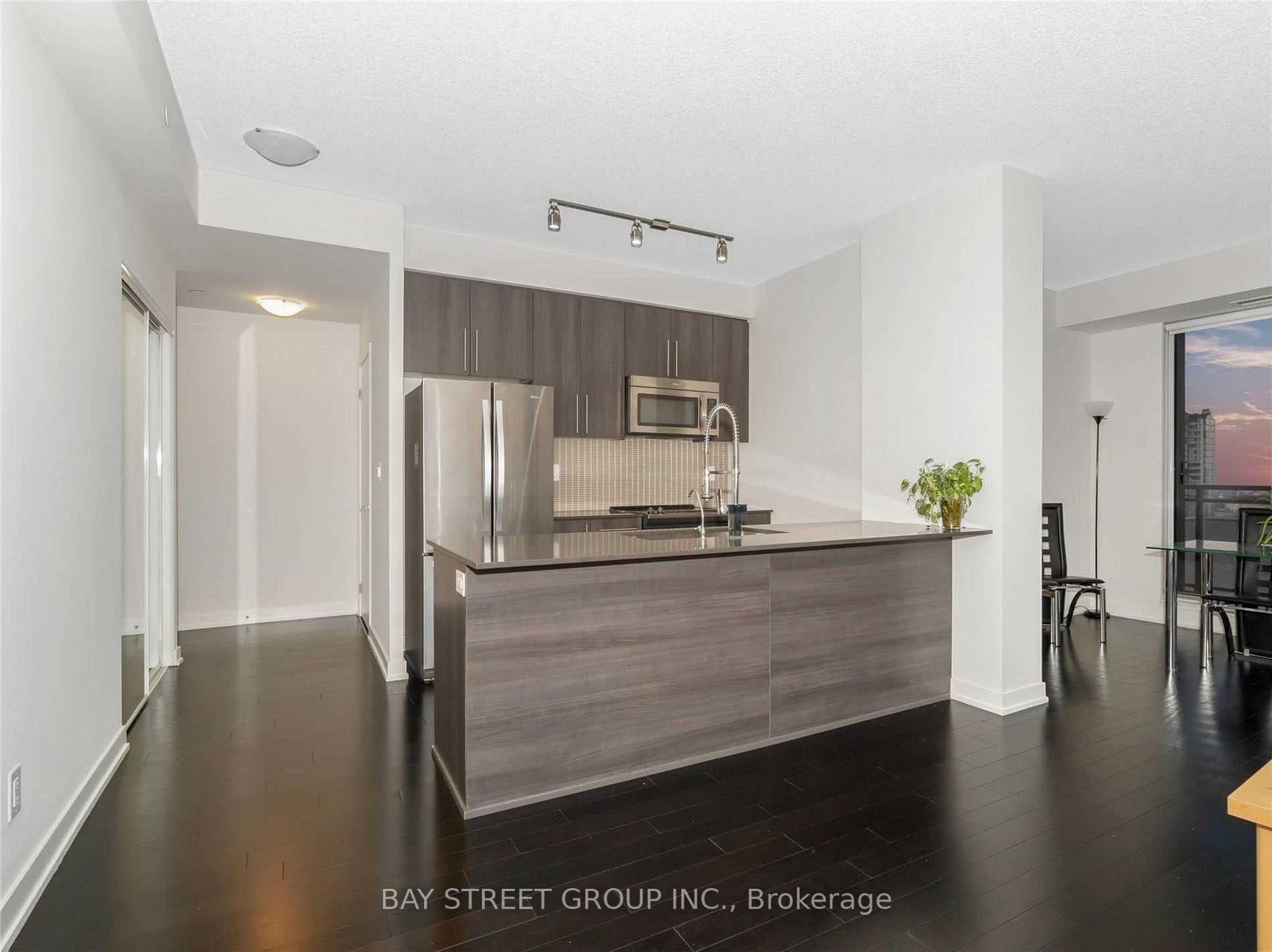 510 Curran Pl, #902