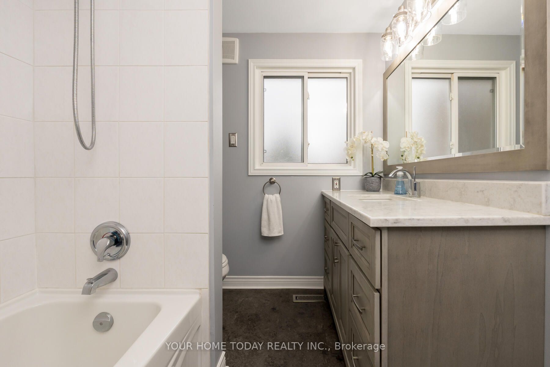 42 Moore Park Cres