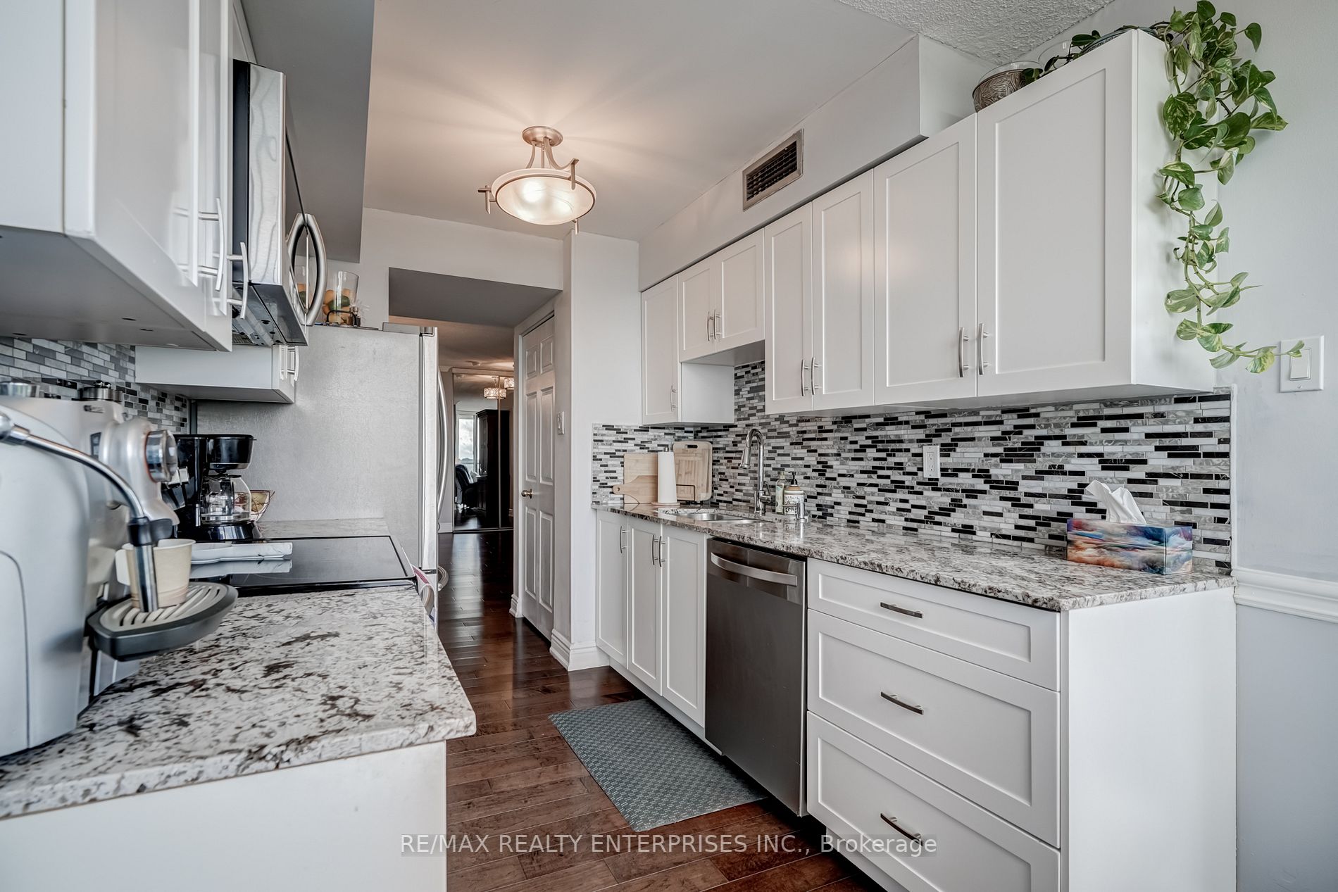 10 Laurelcrest St, #802