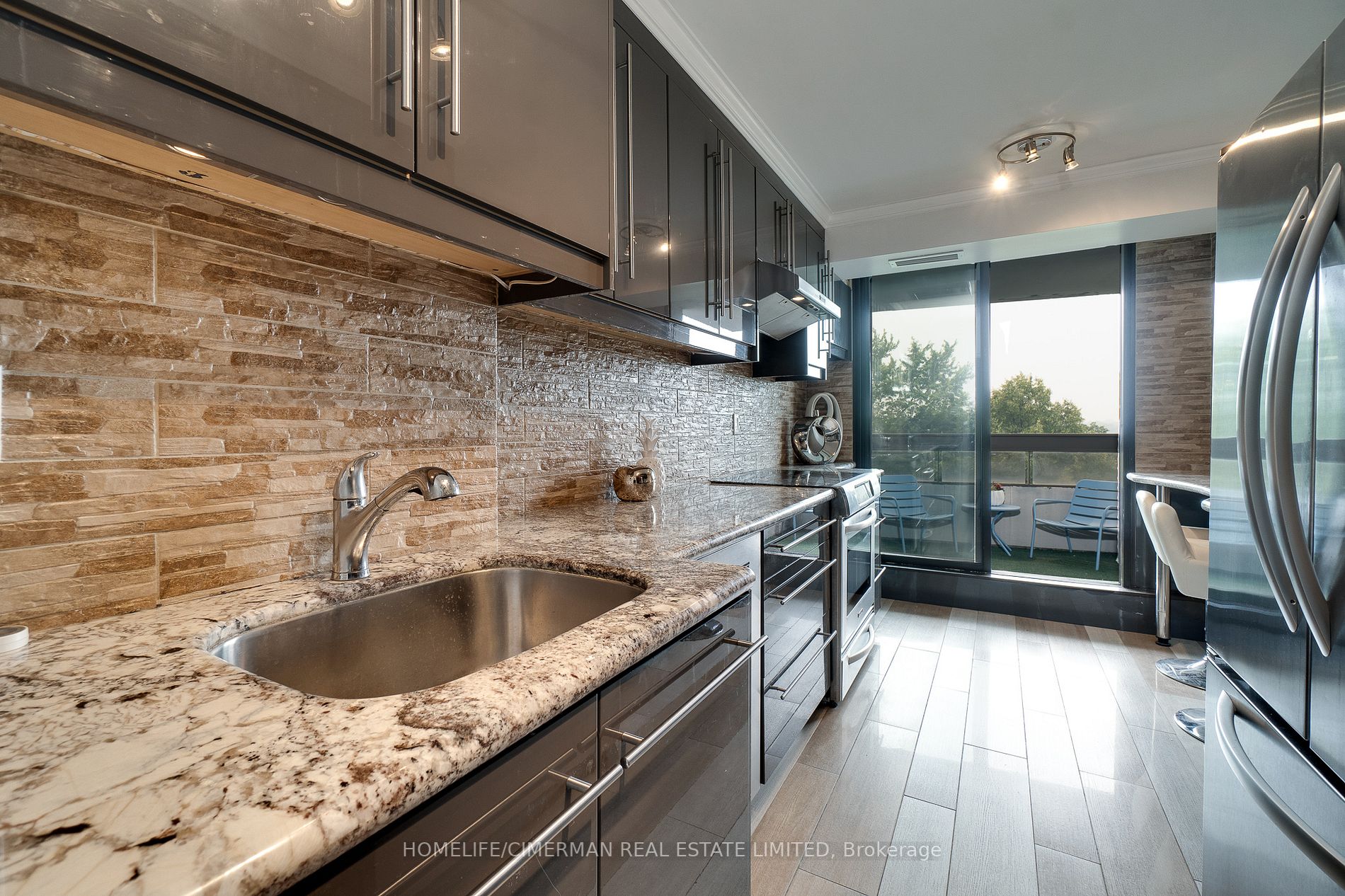 100 Quebec Ave, #712