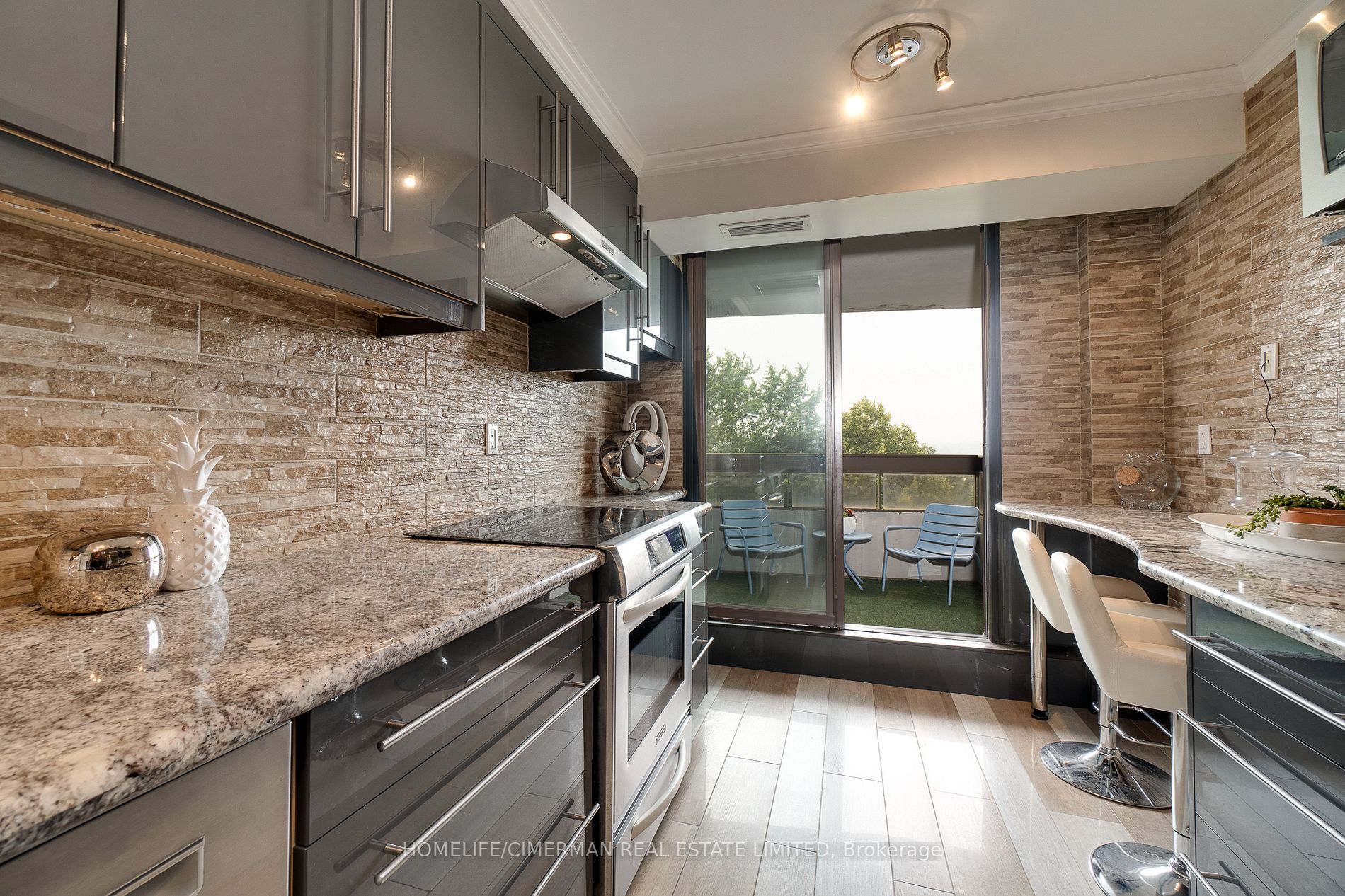 100 Quebec Ave, #712