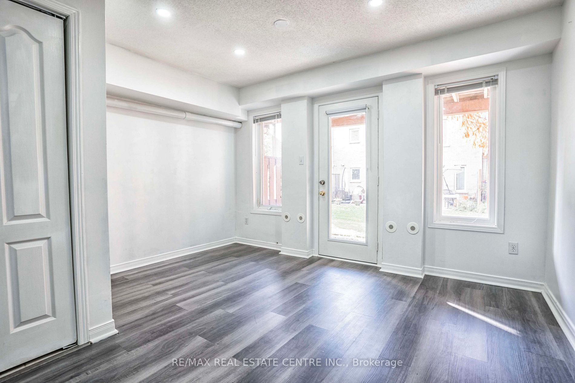 435 Hensall Circ, #176