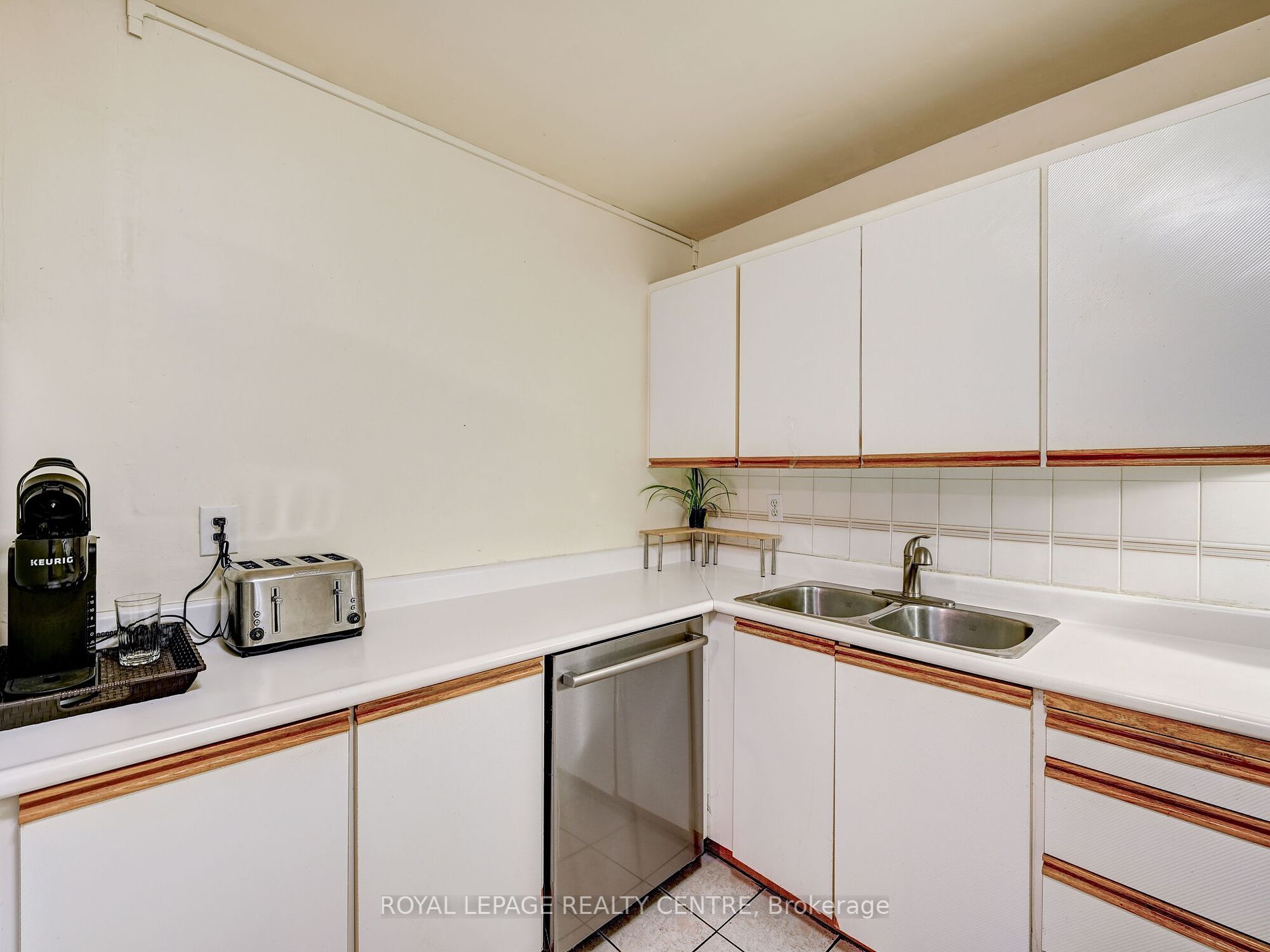 2323 Confederation Pkwy, #202