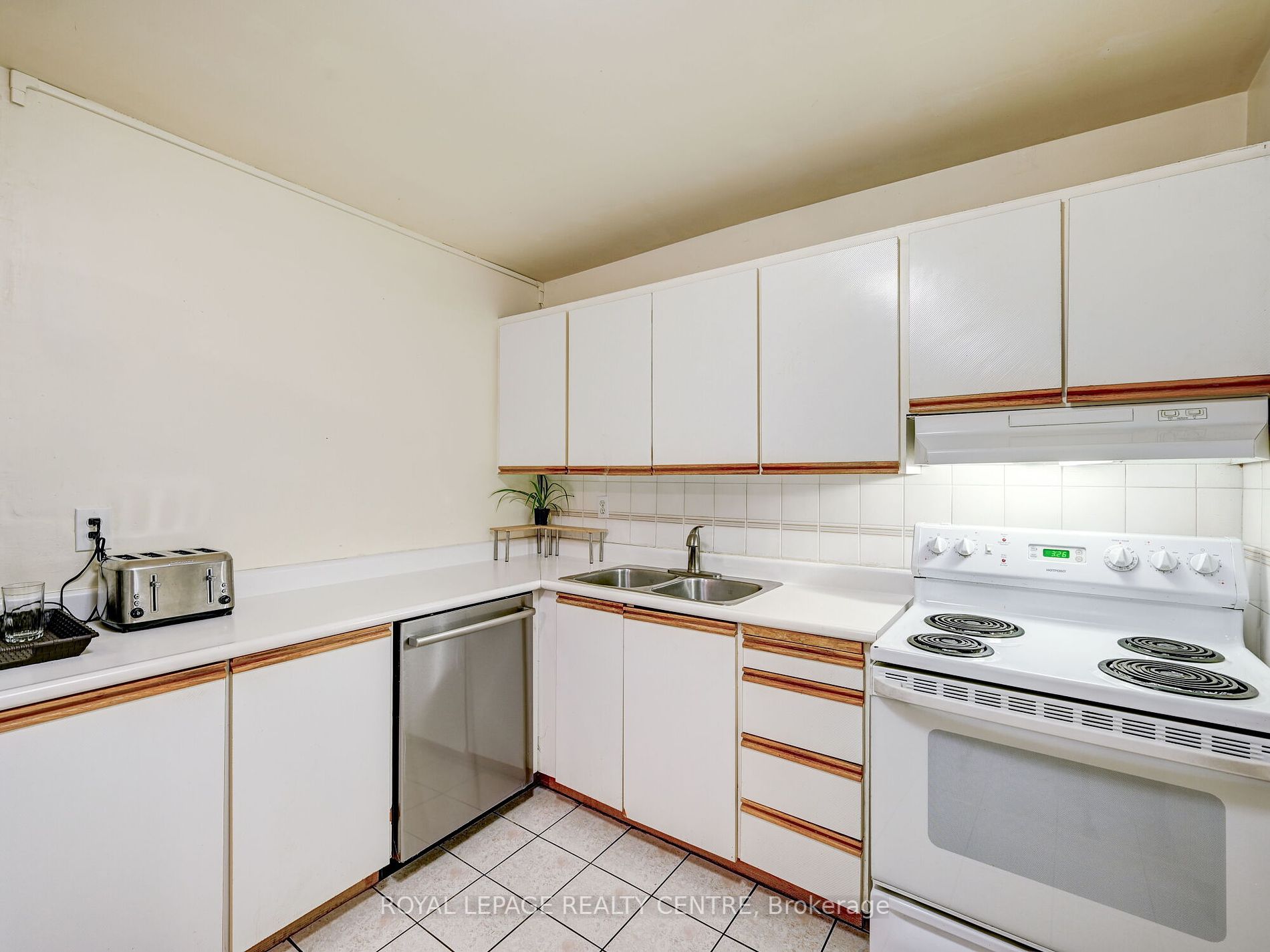 2323 Confederation Pkwy, #202