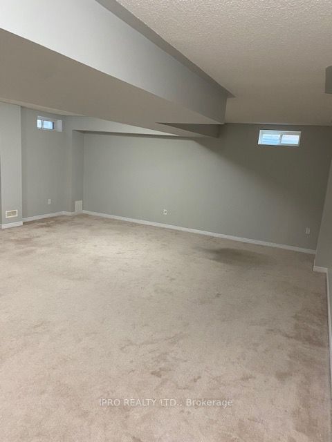 561 Lott Cres