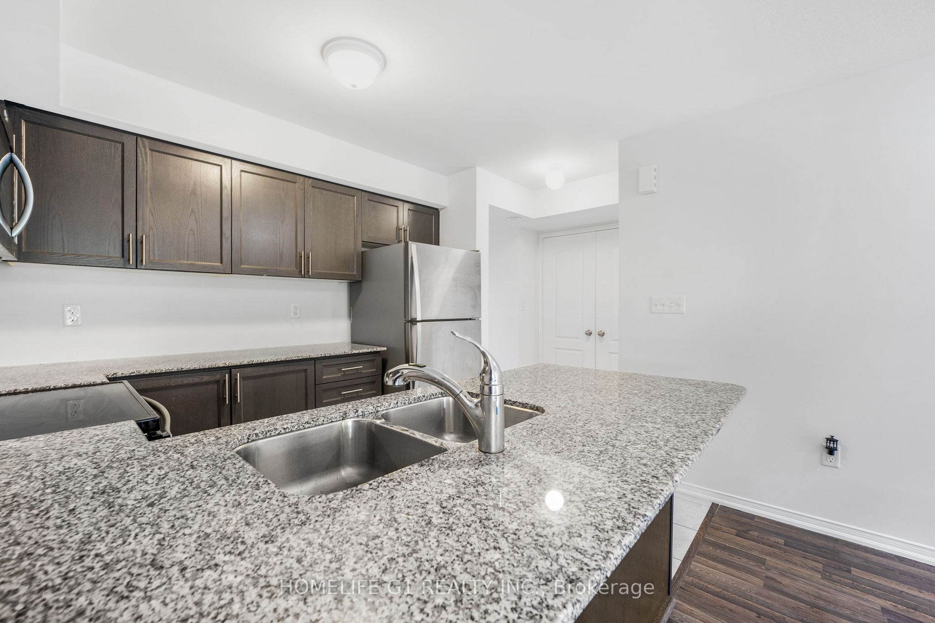 2500 Post Rd, #20