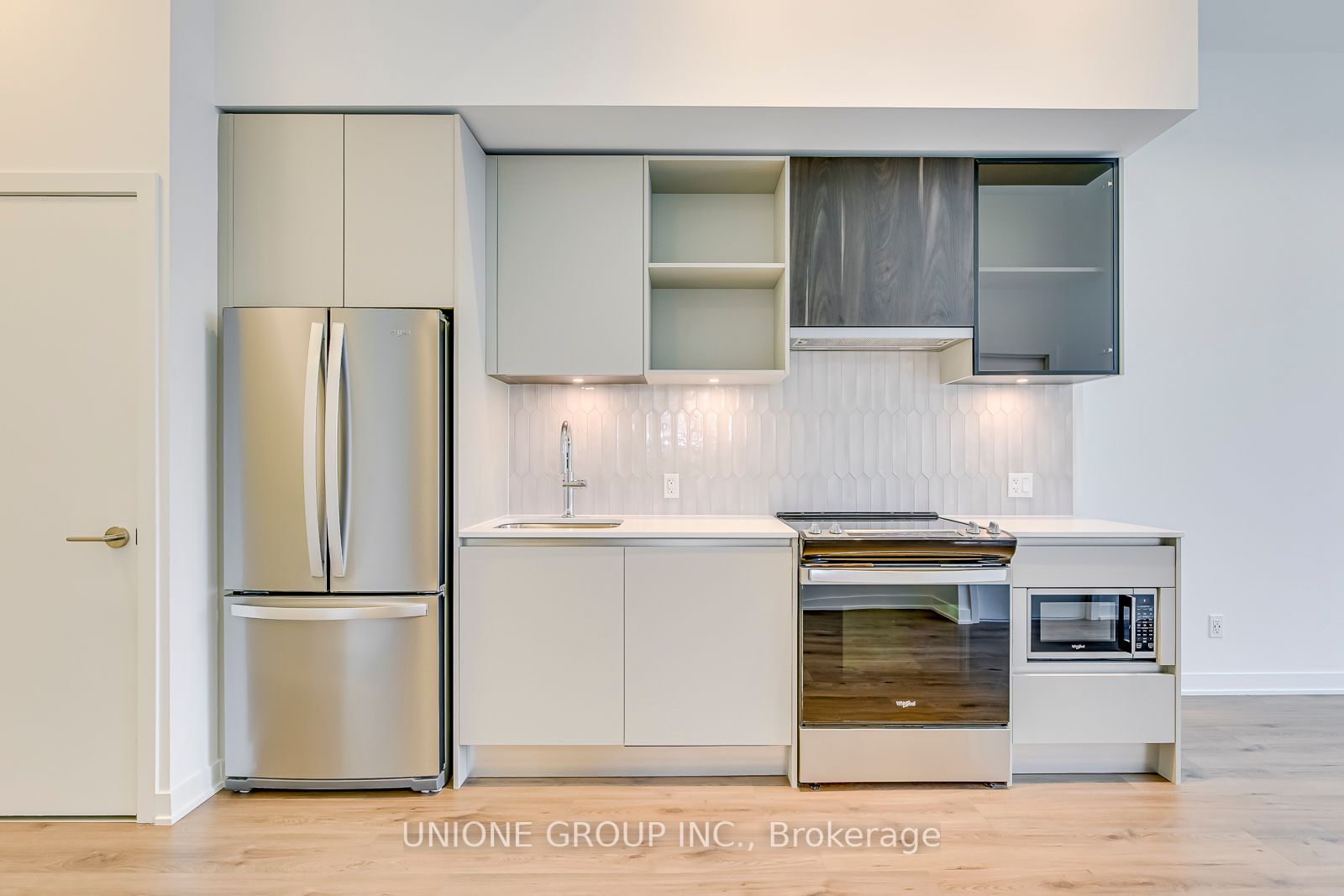 405 Dundas St W, #105