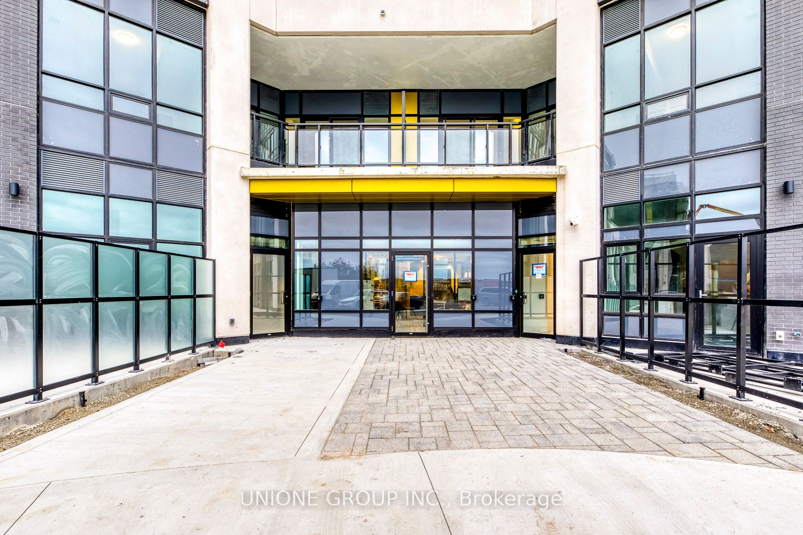 405 Dundas St W, #105