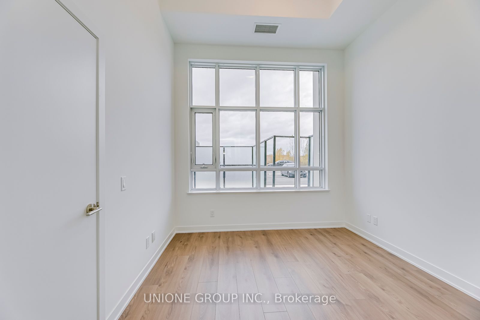 405 Dundas St W, #105