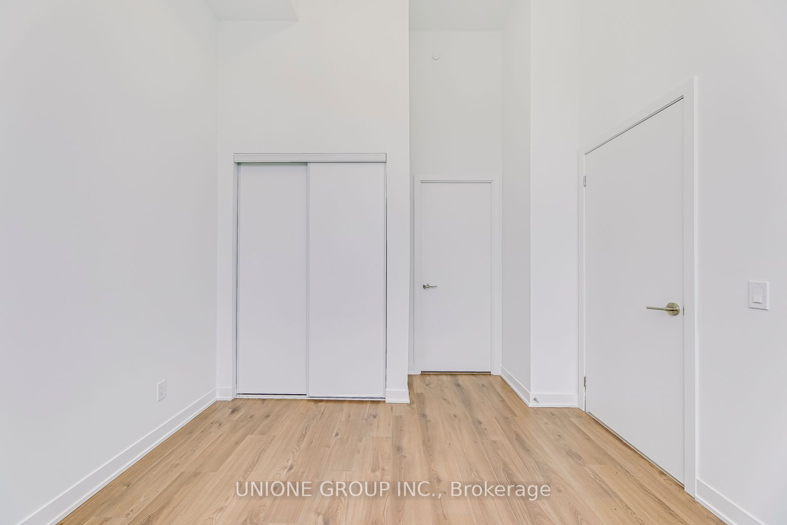 405 Dundas St W, #105
