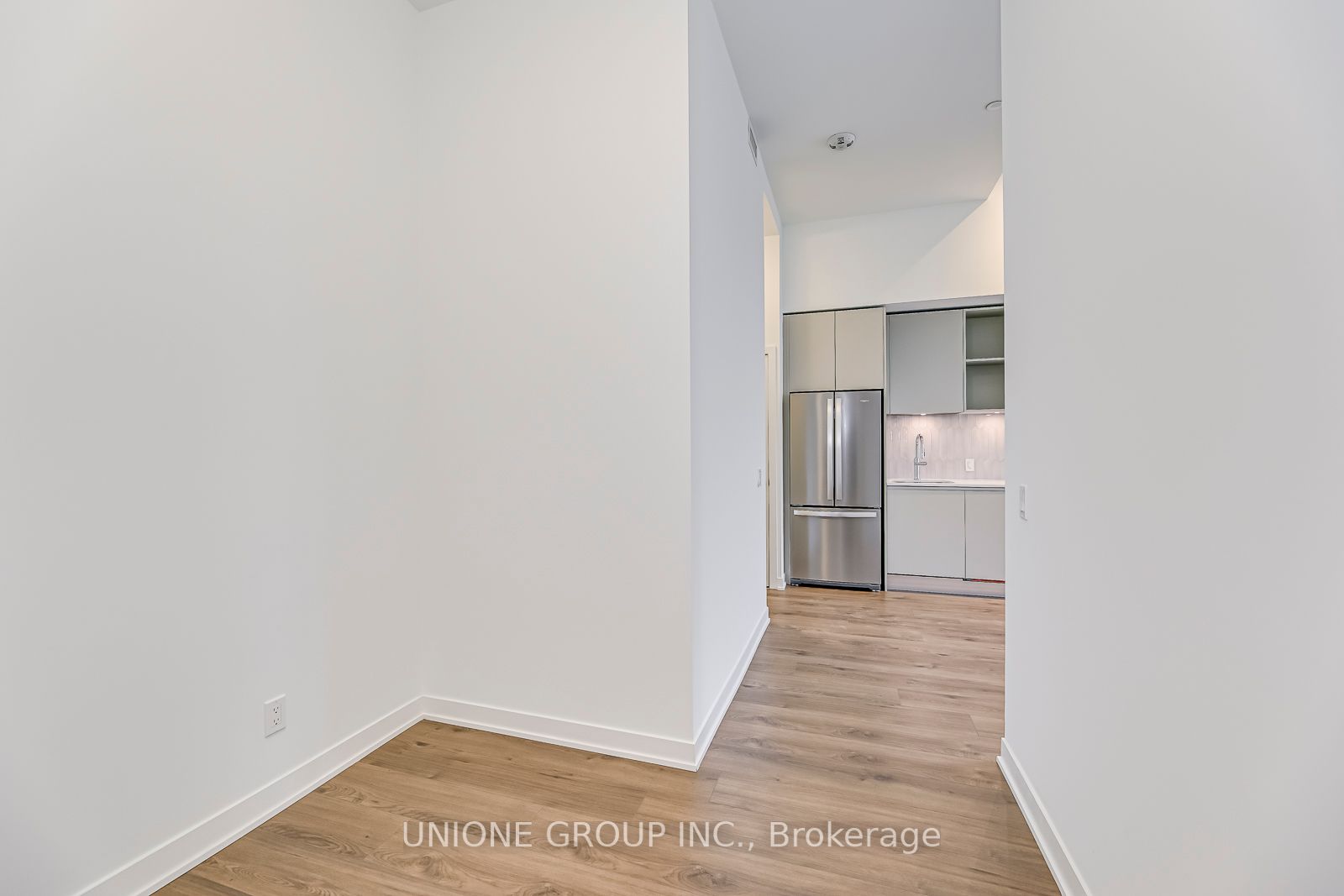 405 Dundas St W, #105