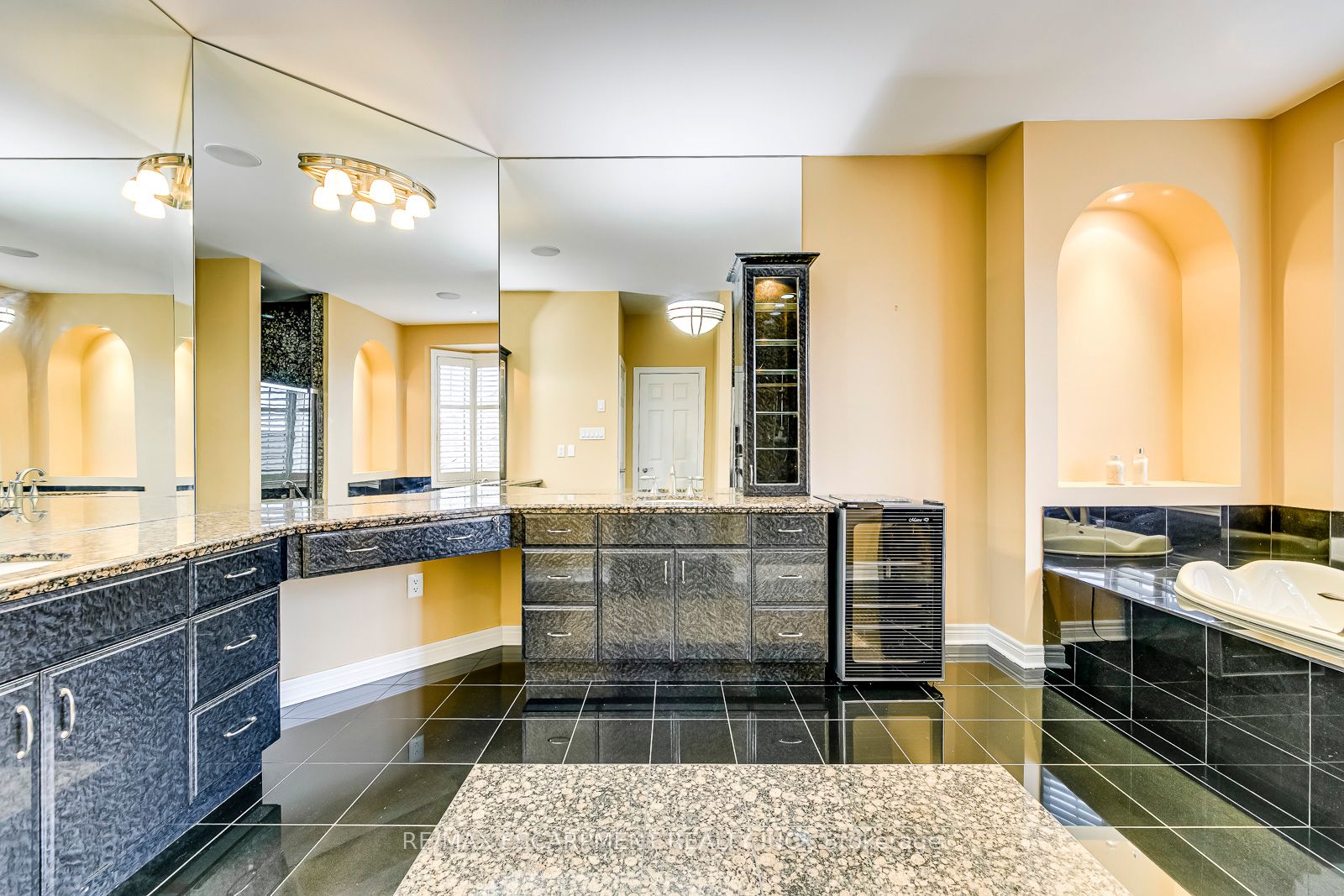 4292 Clubview Dr