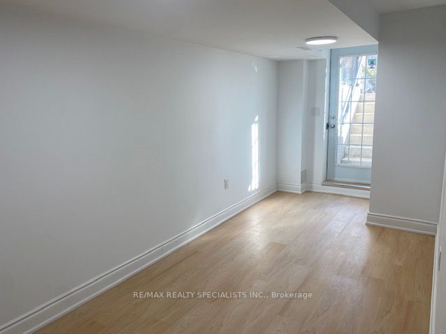 886 Francine Cres, #Lower