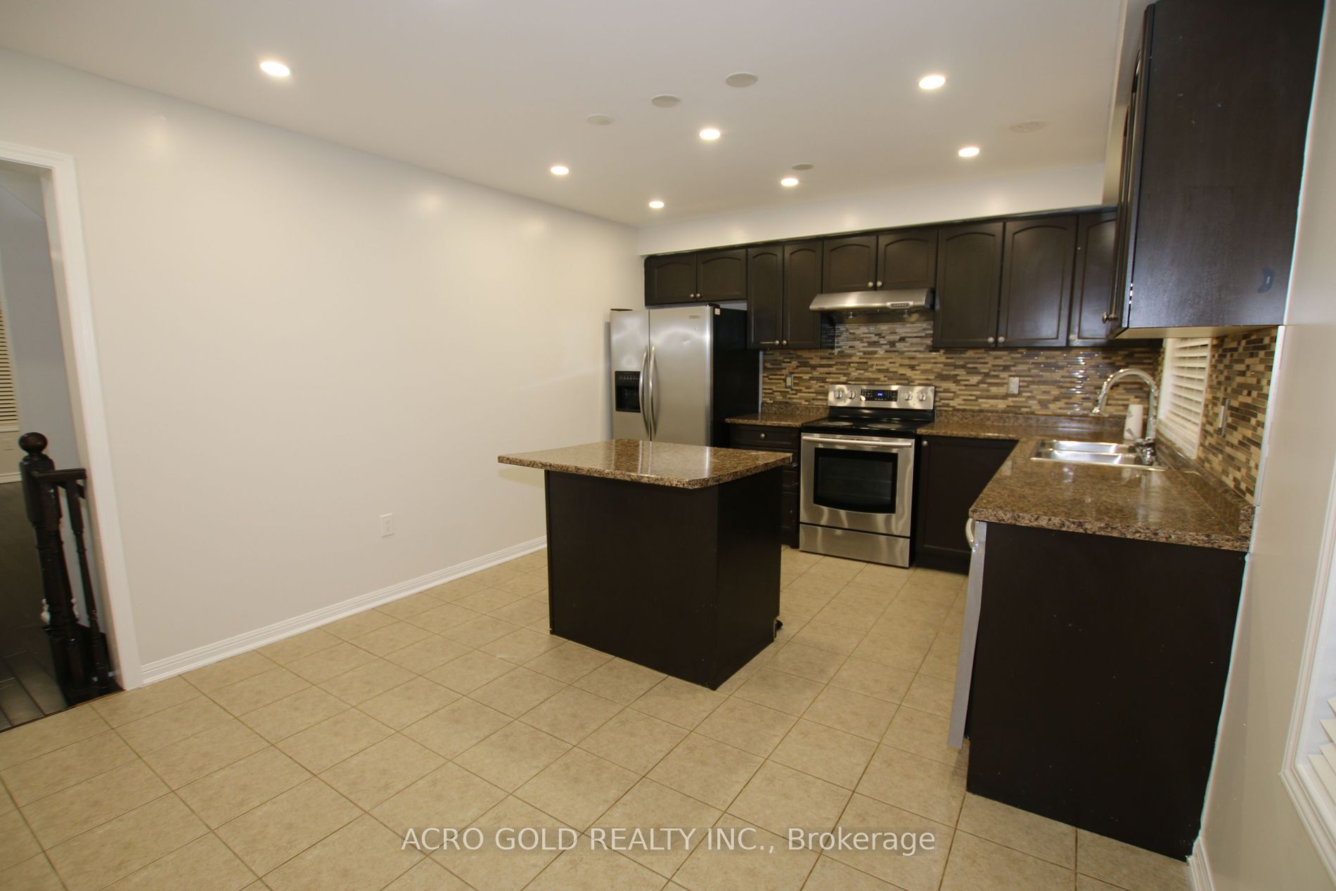 55 Mercedes Rd