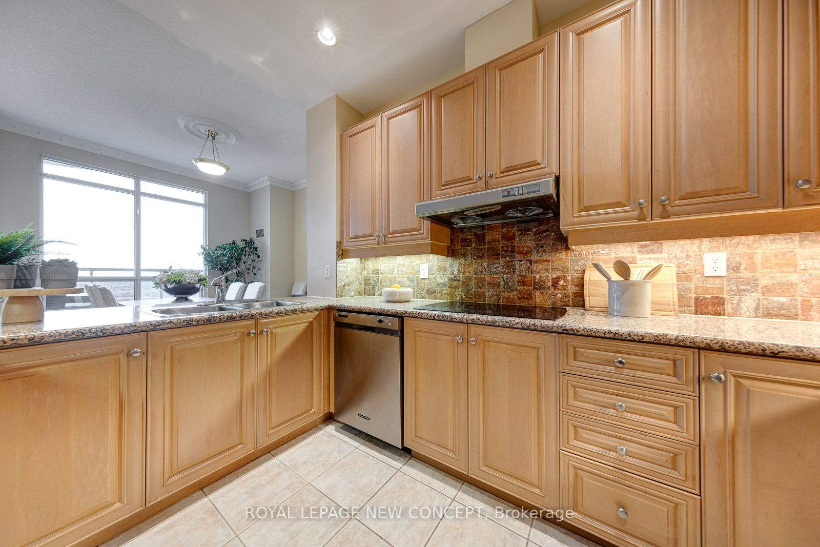 35 Kingsbridge Garden Circ, #Tph01
