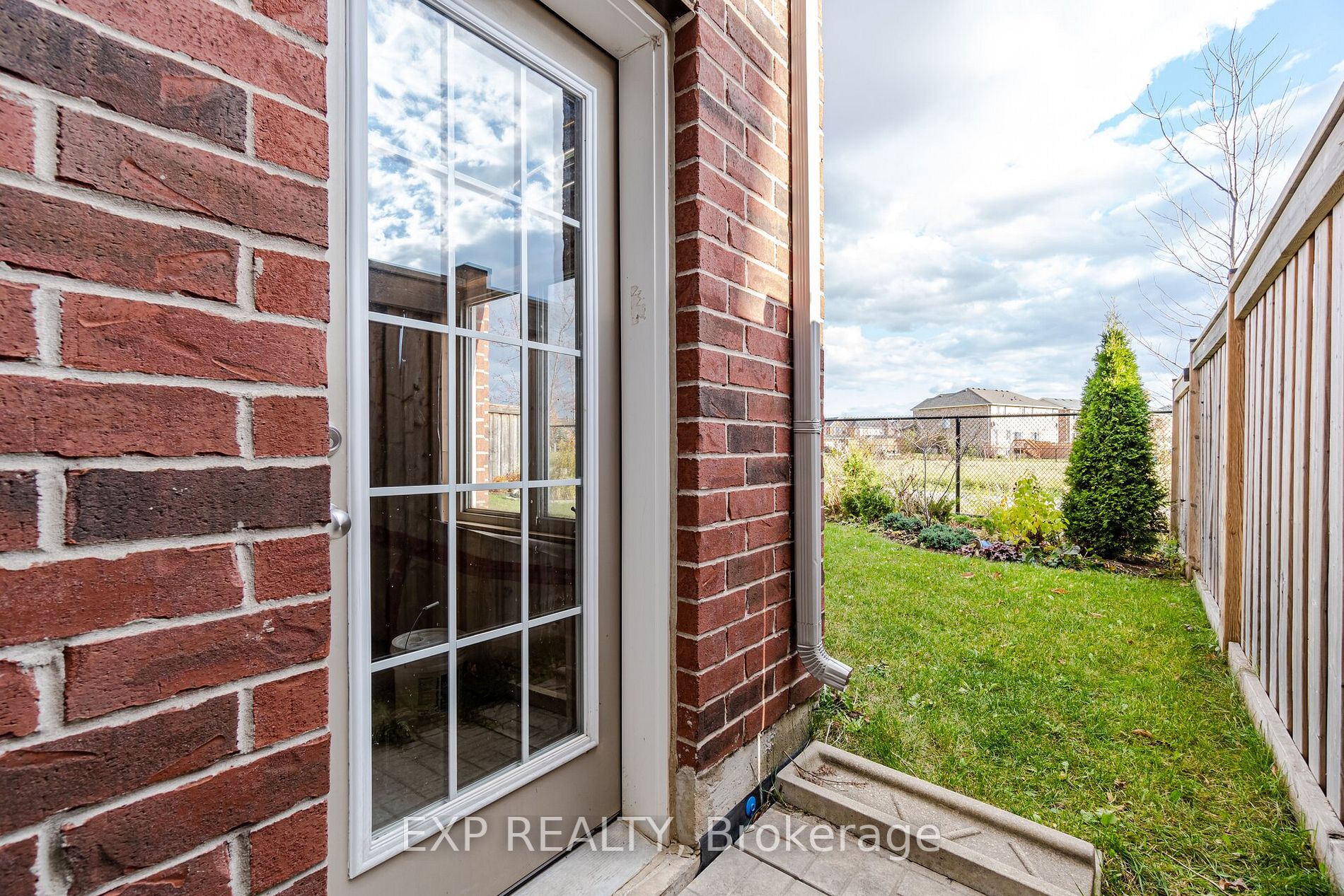 808 Agnew Cres