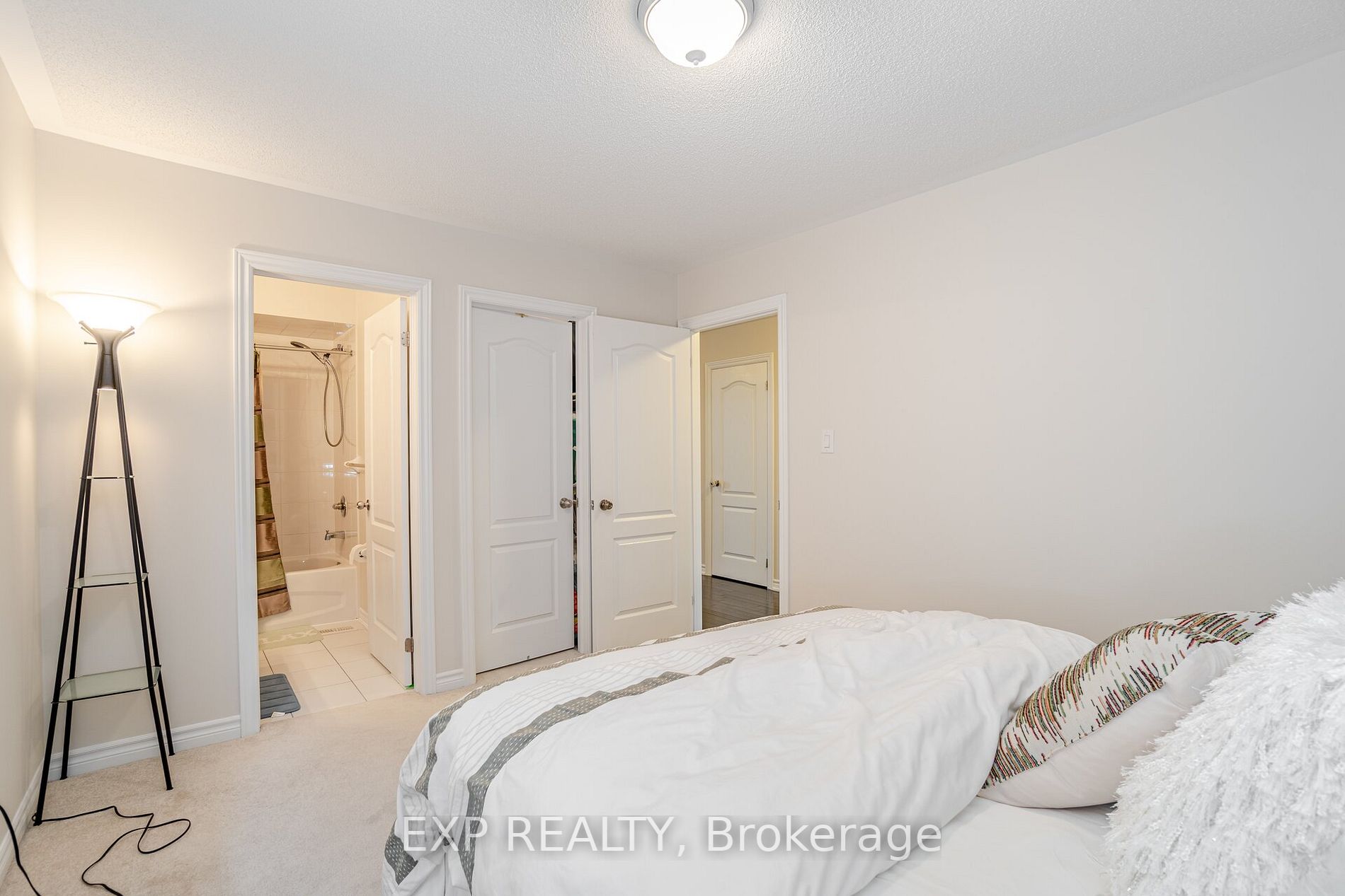 808 Agnew Cres