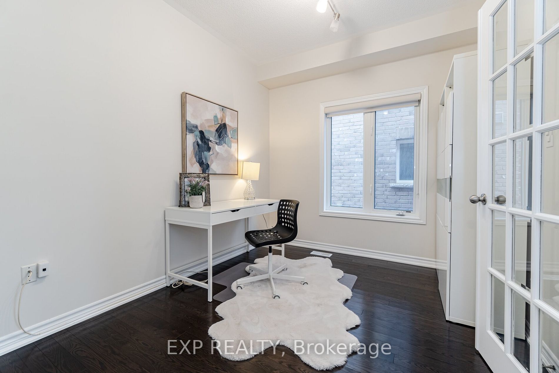 808 Agnew Cres