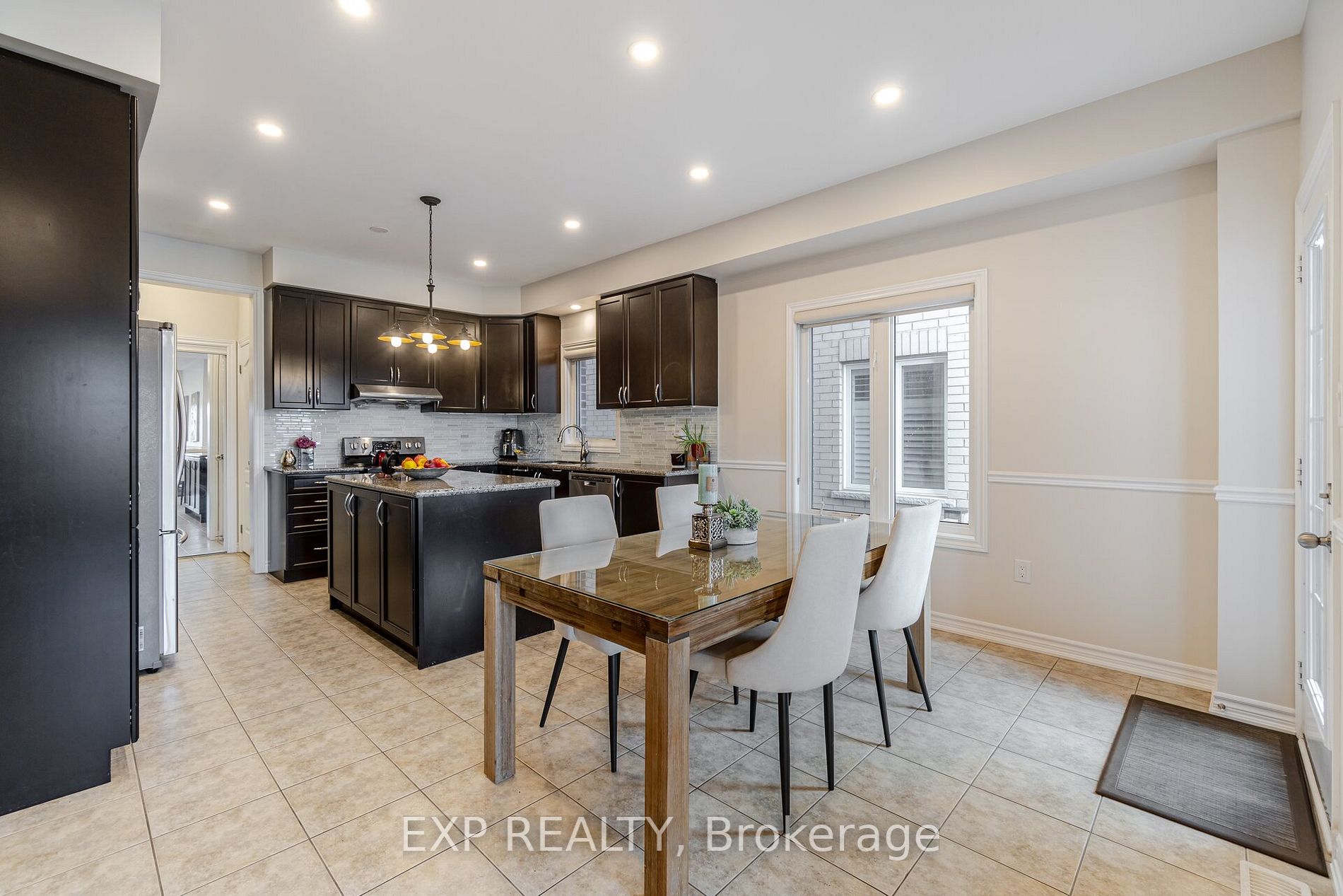 808 Agnew Cres