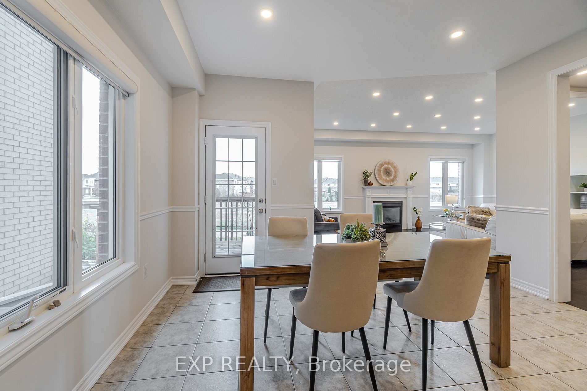808 Agnew Cres