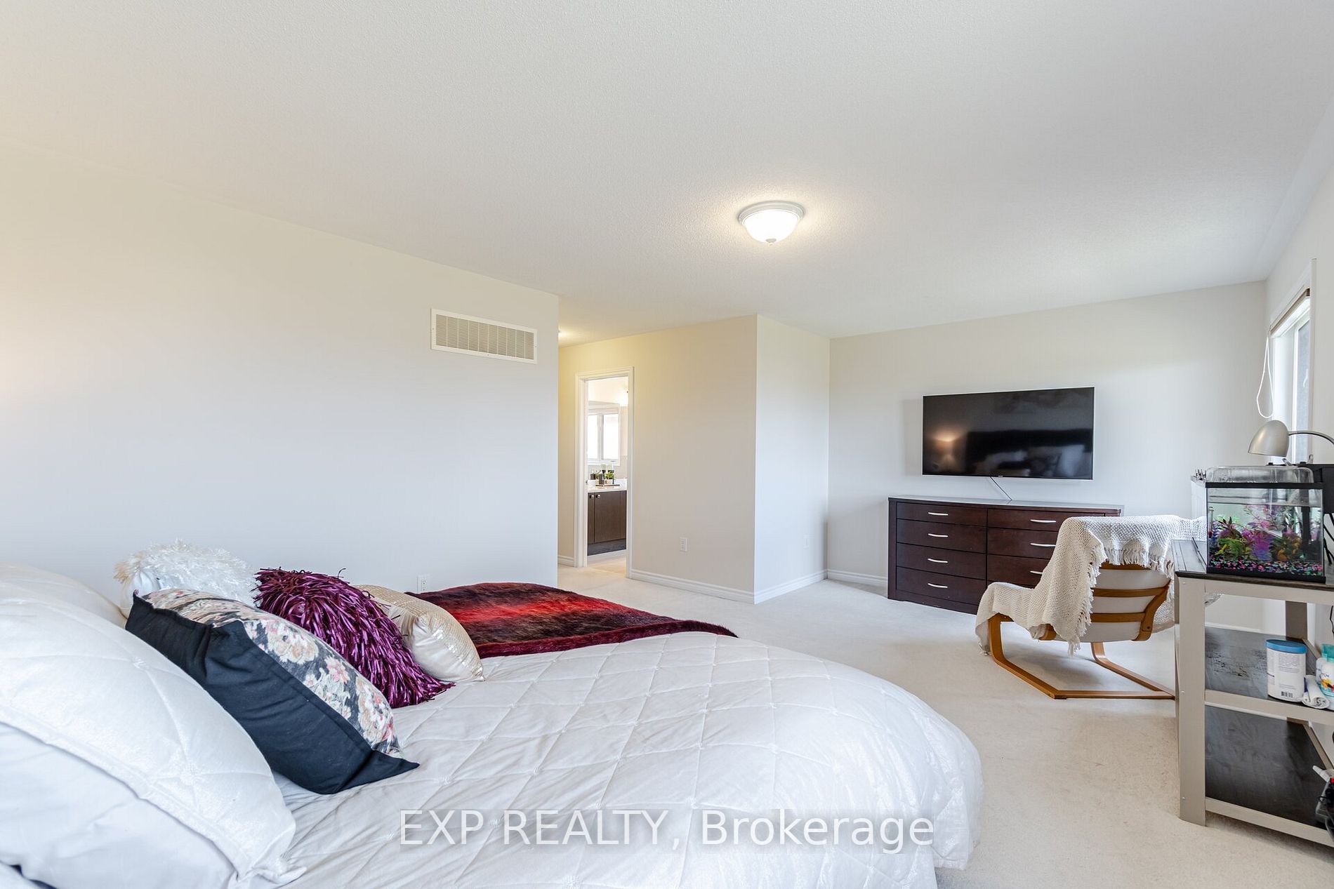 808 Agnew Cres