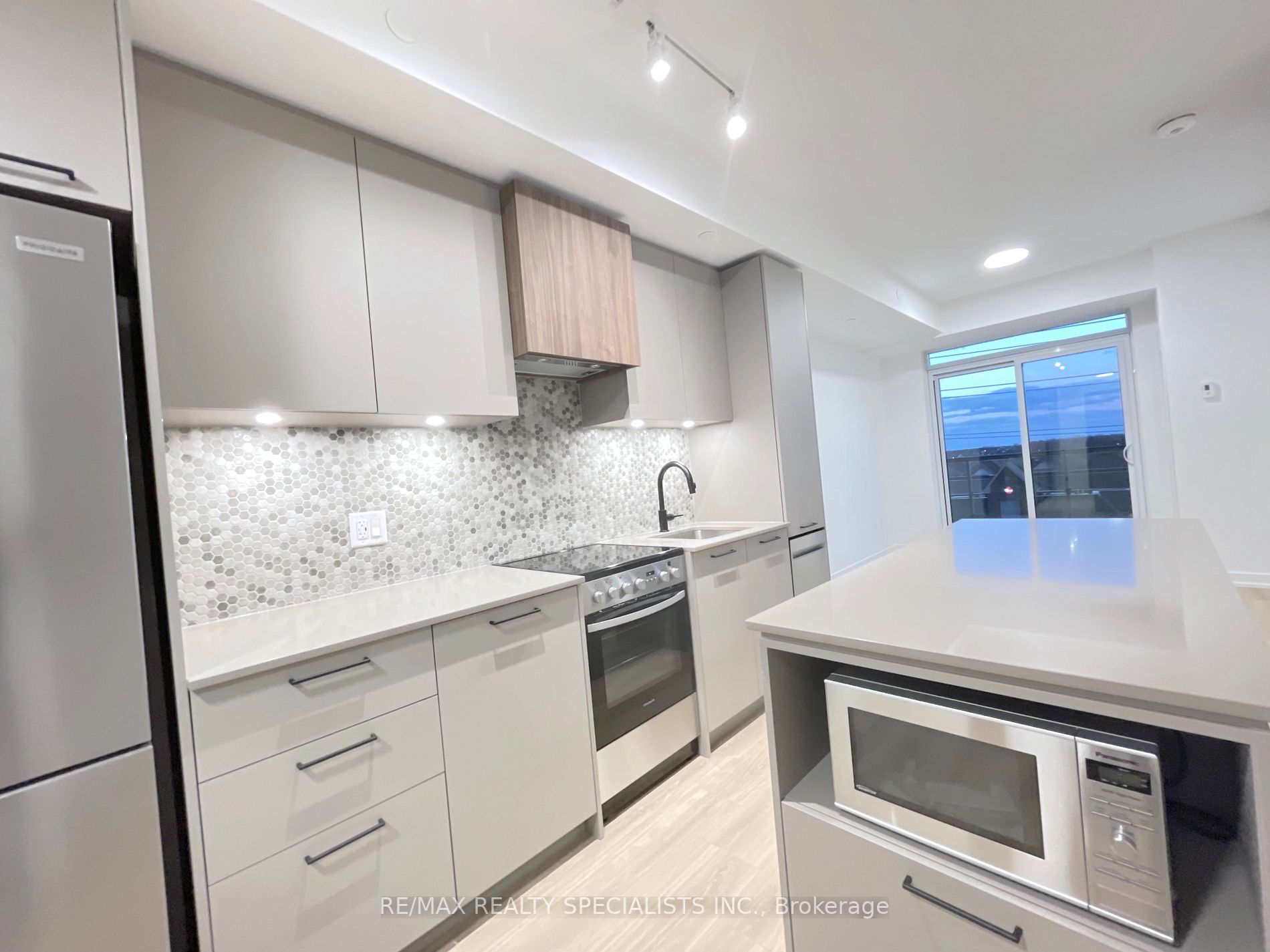 10 Lagerfeld Dr, #412