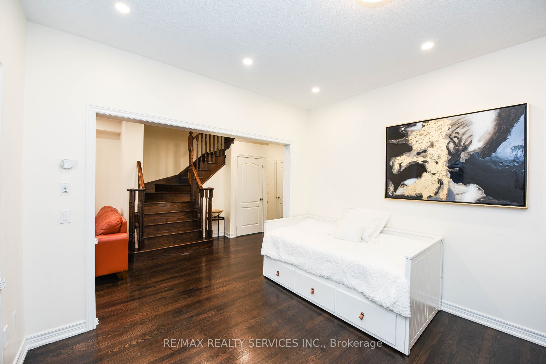16 Alnwick Ave W