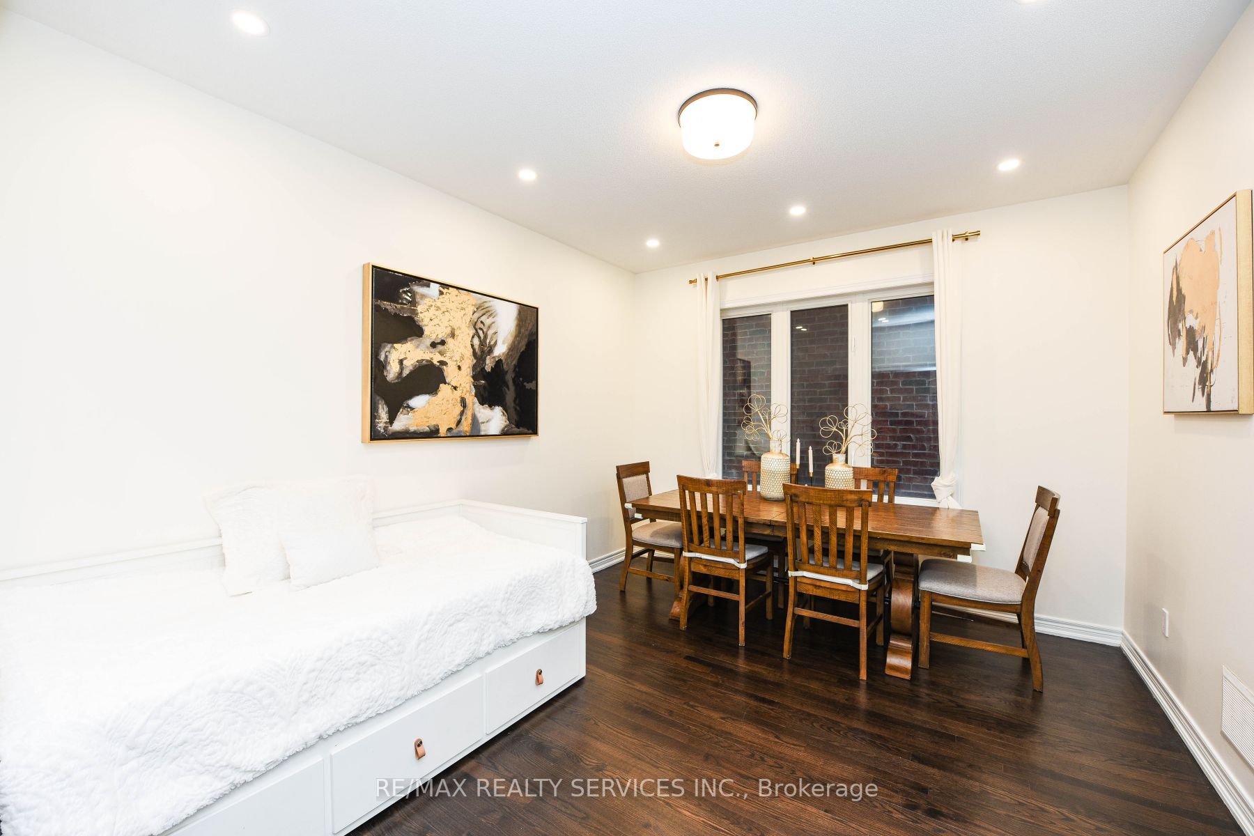 16 Alnwick Ave W