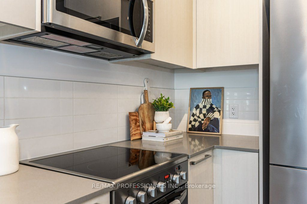 25 Neighbourhood Lane, #801